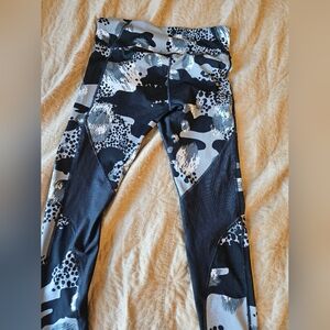 Women's Under Armour Black and Gray Patterned Leggings